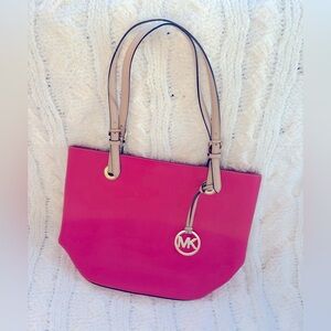 Bright and stylish Michael Kors bag. Excellent  condition.